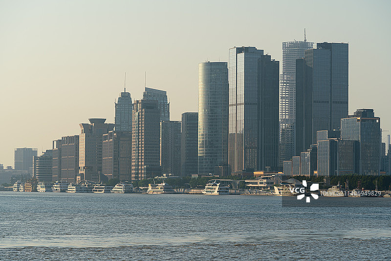 上海外滩bfc金融中心建筑群城市天际线和停靠的黄浦江上游船图片素材