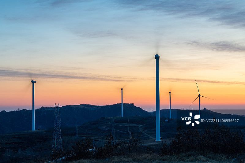 郑州新密国公岭日出天空风车图片素材