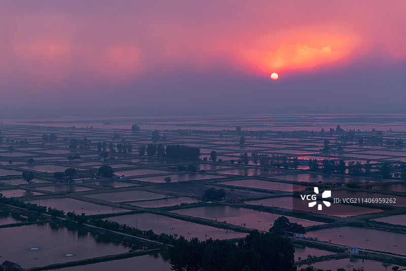 郑州荥阳黄河万亩鱼塘落日风光图片素材