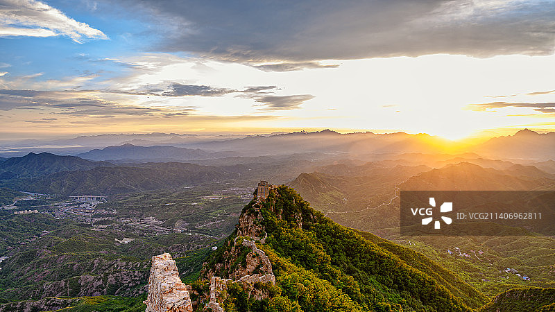 余晖下的司马台图片素材