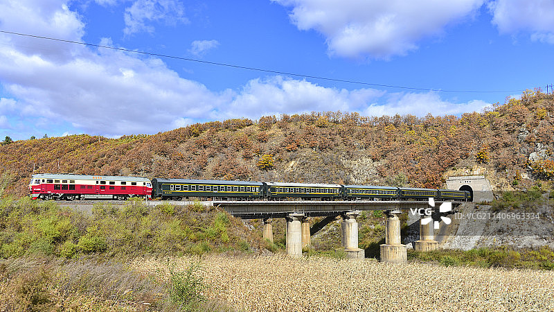 佳木斯-牡丹江K7080次通过图佳线朱家沟桥隧相连图片素材