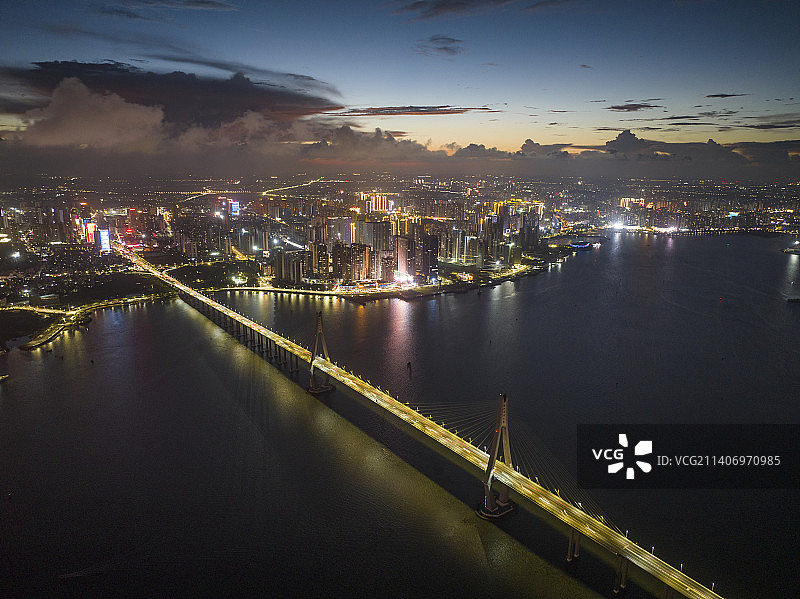 广东省湛江海湾大桥城市风光日落夜景全景图片素材