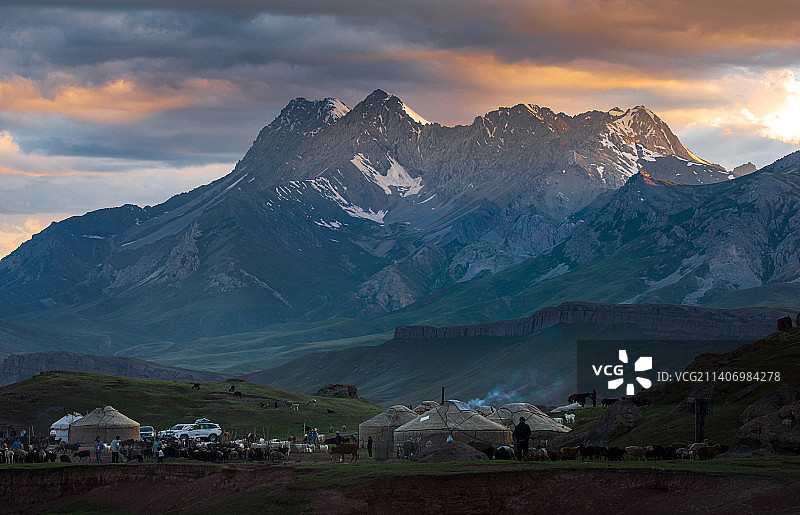 新疆克州乌恰县玉其塔什草原的蒙古包和雪山图片素材