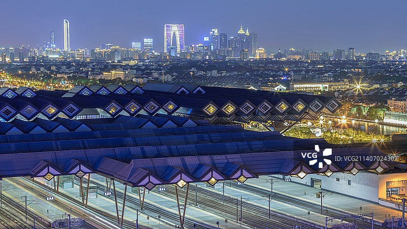 夜晚的苏州火车站图片素材