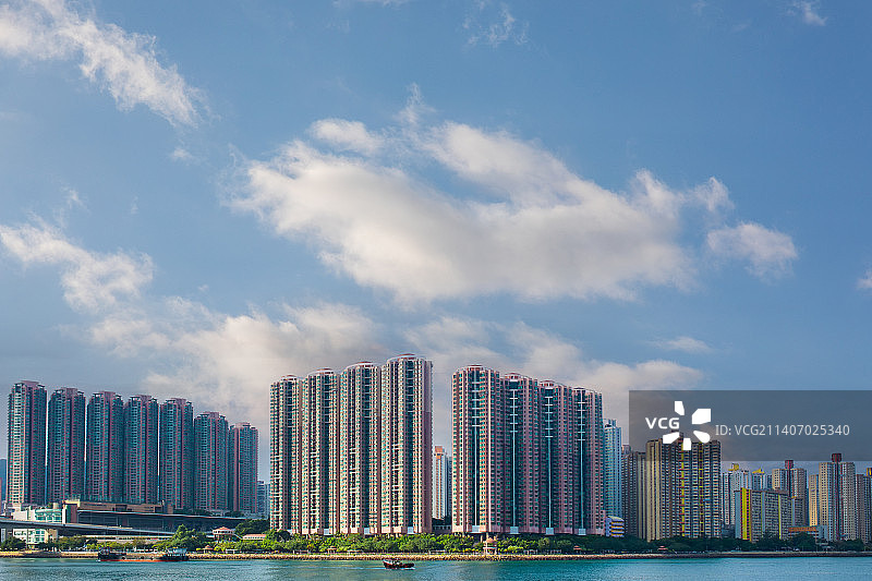 蓝天白云映衬下的香港荃湾图片素材