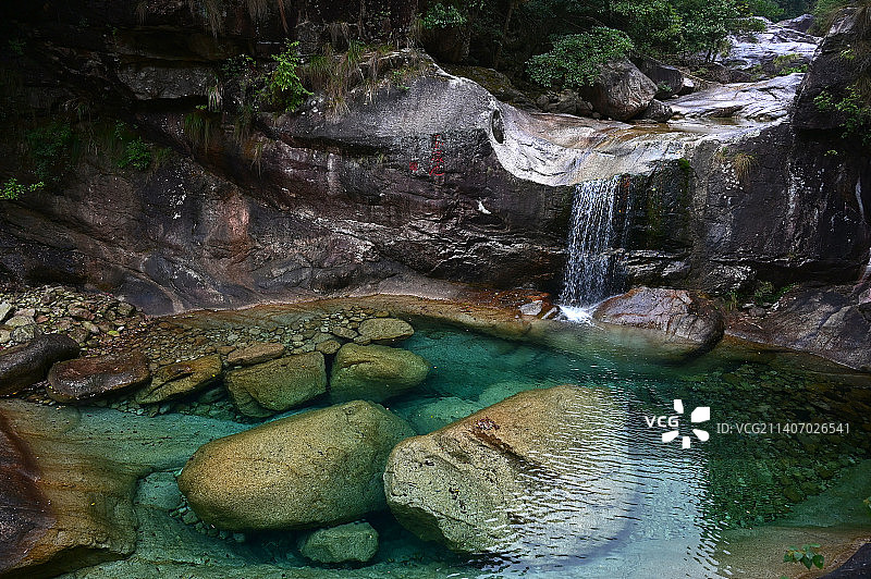 黄山翡翠谷景区的碧波潭水和瀑布图片素材