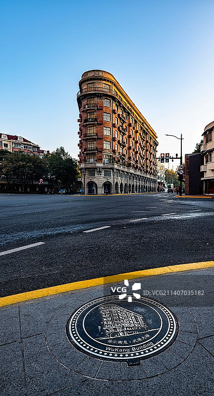 清晨纯净蓝色天空背景下的上海徐汇历史文化名街武康路武康大楼建筑景观图片素材