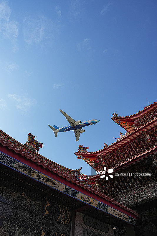 飞机掠过朝天宫图片素材