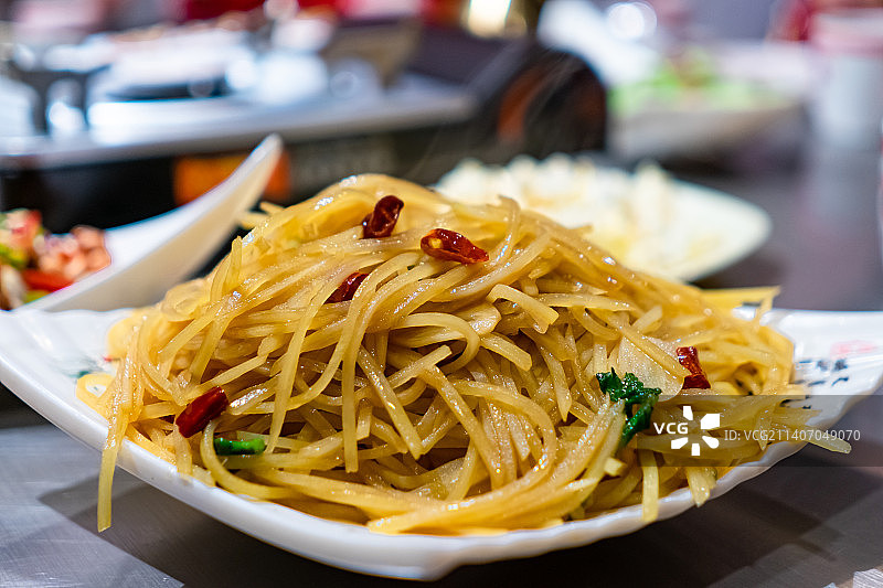 中国餐饮行业饮食产业，传统经典中国食品，一盘子酸辣土豆丝，室内无人图像图片素材