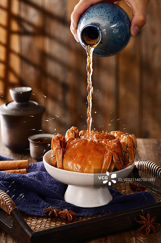 大闸蟹与黄酒图片素材