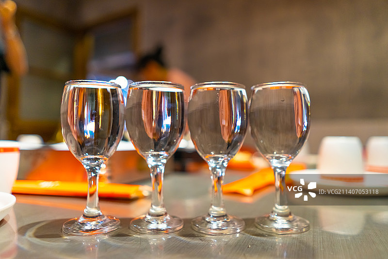 中国餐饮行业饮食产业，传统经典中国食品，美食拍摄主题，桌子上的四杯白酒，室内无人图像图片素材