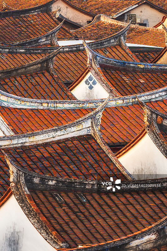 中国传统村落——福建省漳州市龙海市龙海区埭美古村（闽南古厝燕尾脊）整齐排列长焦镜头特写高视角图片素材