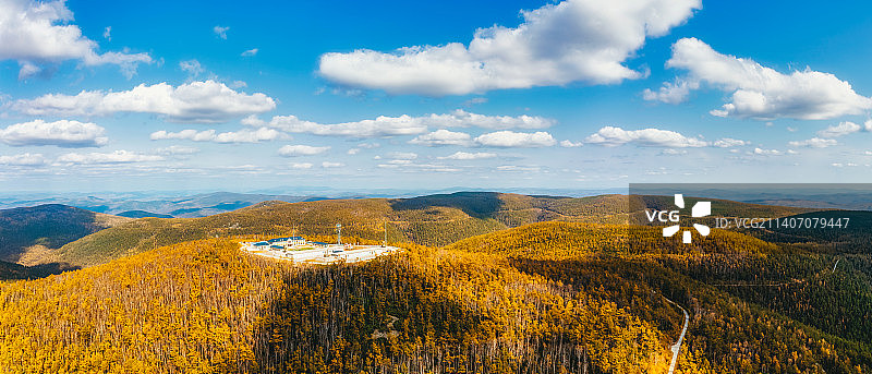 内蒙古呼伦贝尔市额尔古纳市莫尔道嘎国家森林公园大兴安岭林区与公路秋季户外航拍全景图片素材