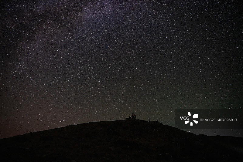 四川甘孜州子梅垭口下的星空银河图片素材