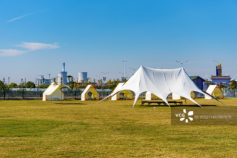 草地上的帐篷图片素材