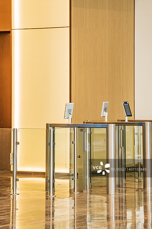 高档办公楼电梯厅人脸识别闸机特写图片素材