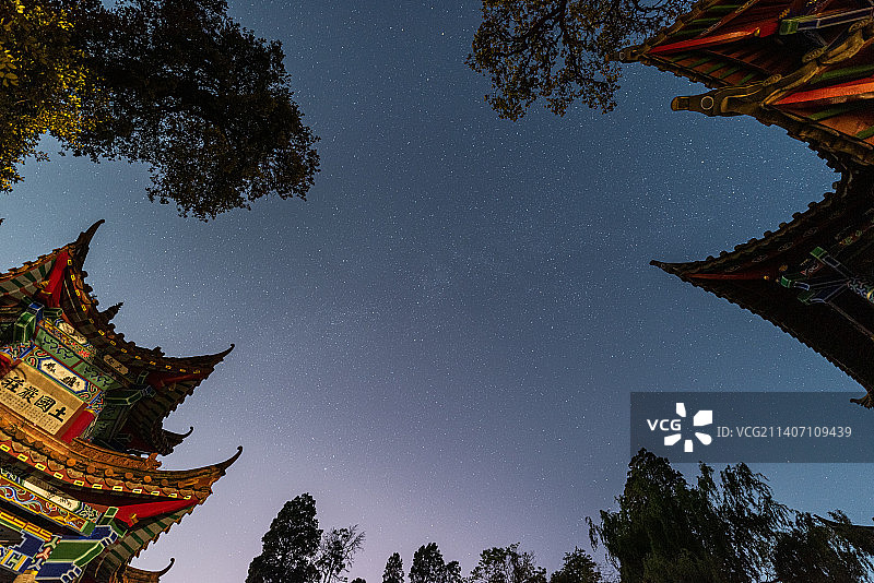 云南宣威松鹤寺的古建筑与星空图片素材