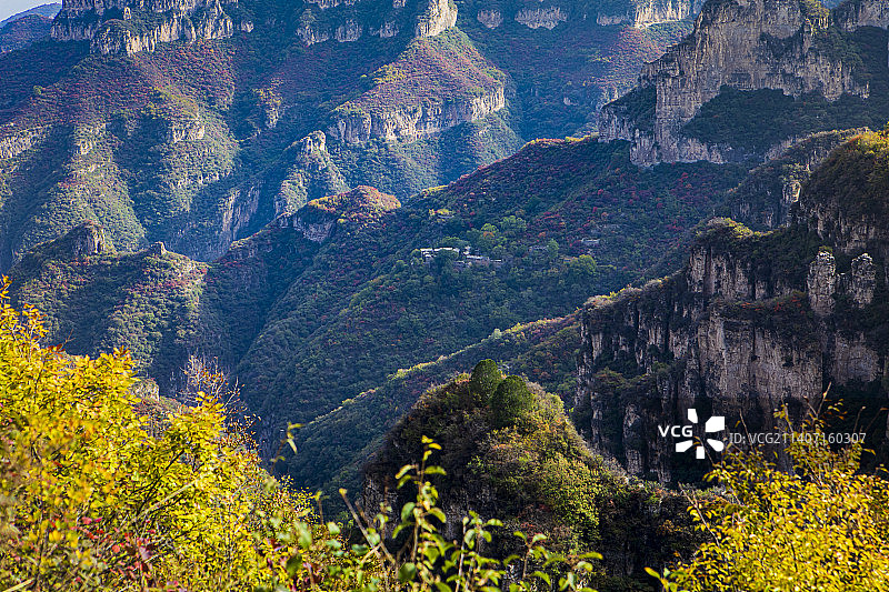 秋染太行天路图片素材