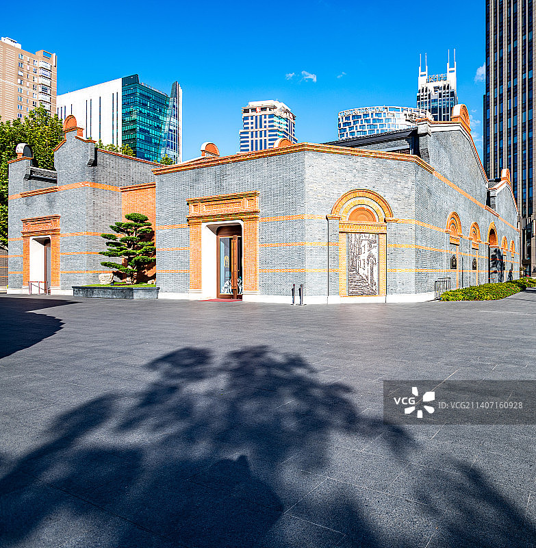 秋日清晨纯净蓝天背景下的上海一大会议会址一大会议纪念馆石库门建筑景观图片素材