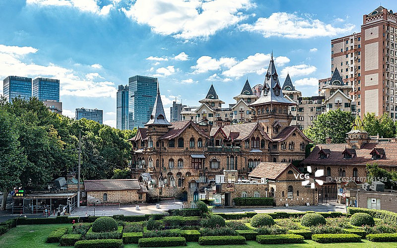 蓝天白云青草绿树掩映中的上海马勒别墅建筑景观图片素材