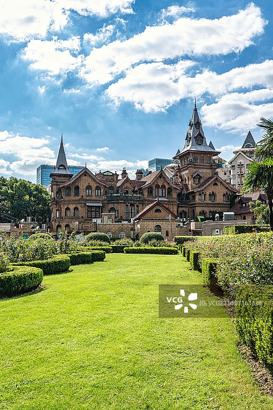 蓝天白云青草绿树掩映中的上海马勒别墅建筑景观图片素材