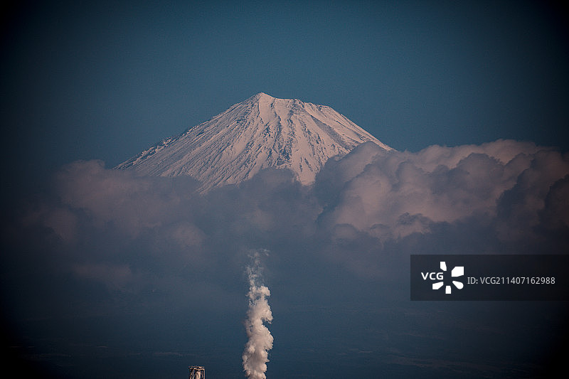 日本山梨县静冈县的富士山风光图片素材