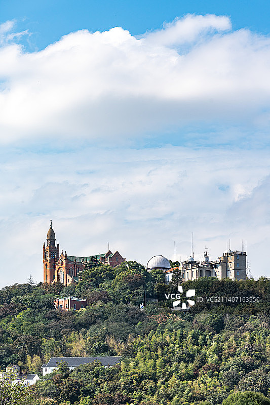 上海松江东佘山看蓝天白云下的西佘山森林公园天文台佘山天主教堂自然建筑景观图片素材