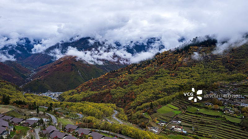 四川九寨沟九寨鲁能胜地九寨沟丽思卡尔顿隐世酒店图片素材