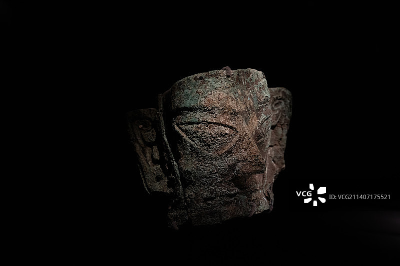 四川广汉三星堆遗址博物馆青铜面具图片素材