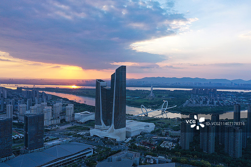 夕阳下的南京河西双子塔，南京眼步行桥，南京青奥中心，南京江心洲的航拍风光图片素材