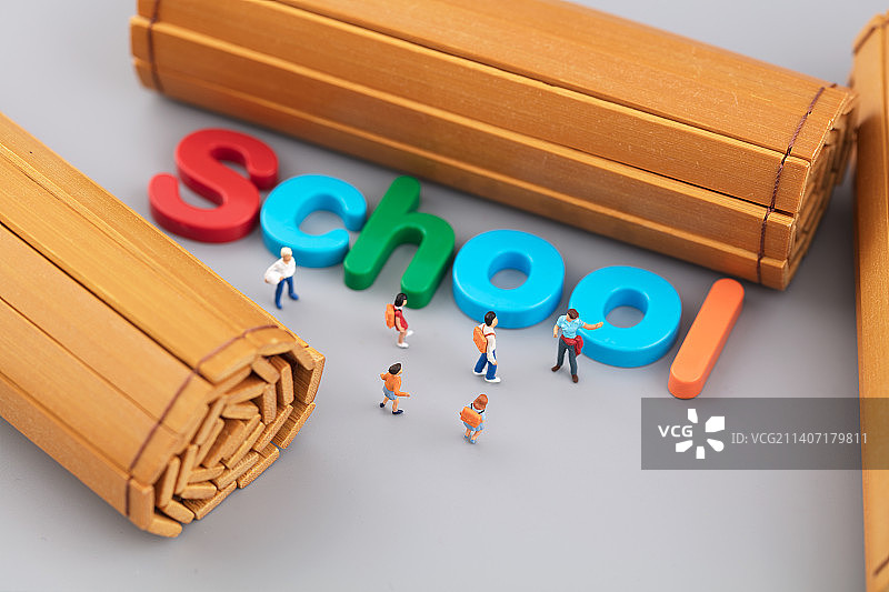 微缩创意古今教育竹简和小学生图片素材
