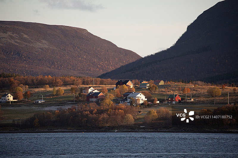 北欧挪威北极圈内的湖泊景观图片素材