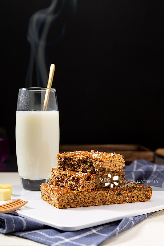 盘子里的红枣蛋糕图片素材