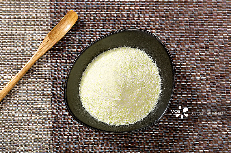 黑色碟子里的奶粉图片素材