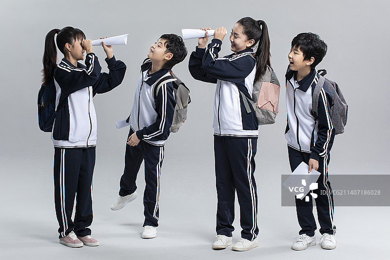 开心的学生拿着成绩单图片素材