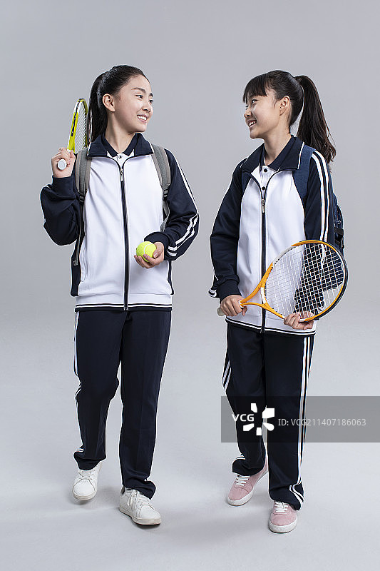 快乐的学生打网球图片素材