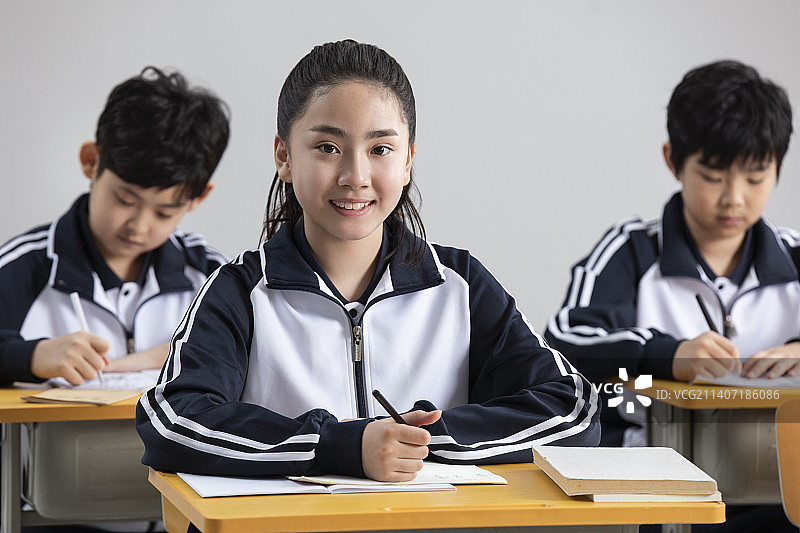 学生在教室学习图片素材