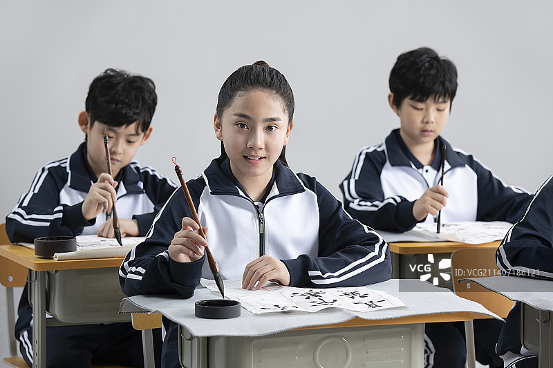 学生在教室上书法课图片素材