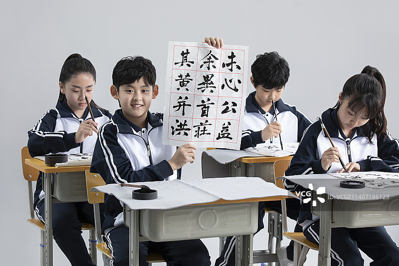 学生在教室上书法课图片素材