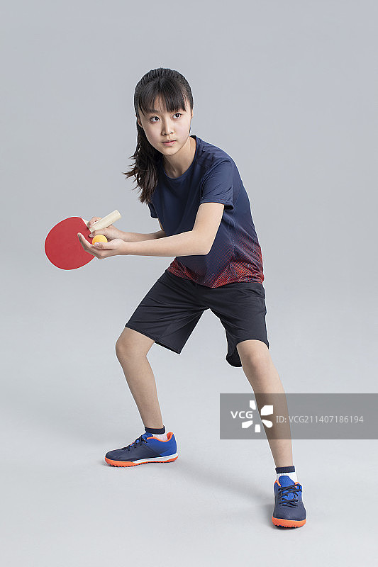快乐的女孩打乒乓球图片素材