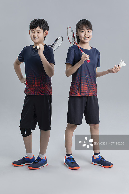 快乐的儿童打羽毛球图片素材