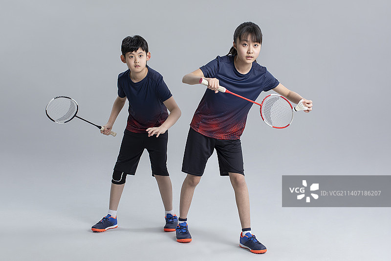 快乐的儿童打羽毛球图片素材