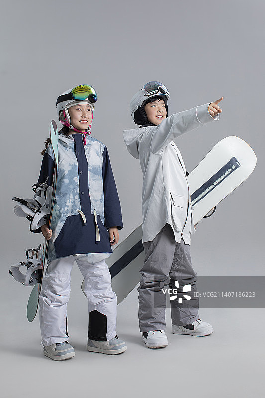 快乐的儿童滑雪图片素材