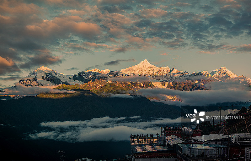 朝圣梅里雪山图片素材