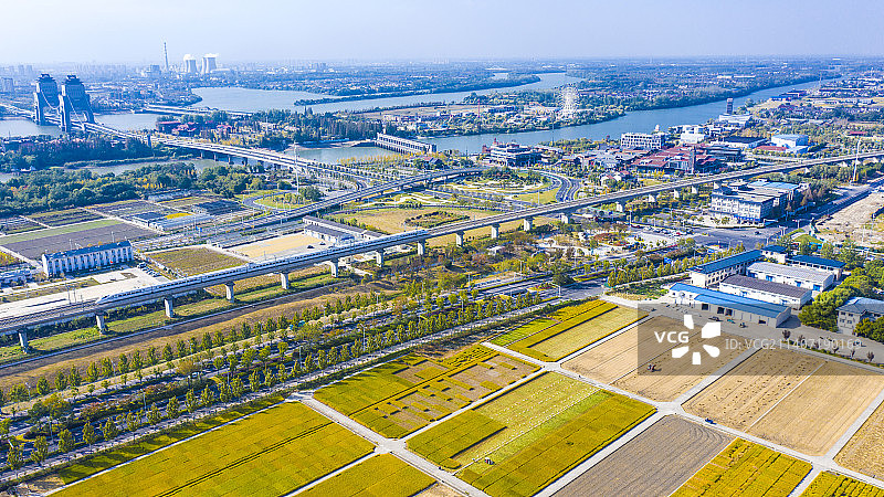 高铁穿行在江苏里下河农科所，航拍扬州生态科技新城图片素材