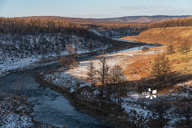 秋季的呼伦贝尔阿尔山森林草原河流景色图片素材
