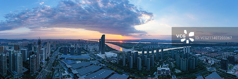 夕阳下的南京河西双子塔，南京眼步行桥，南京青奥中心，南京江心洲的航拍全景风光图片素材