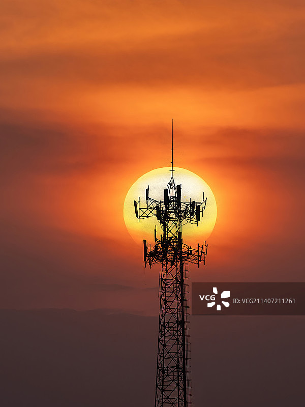 日出时分的5G信号塔 基站 铁塔图片素材