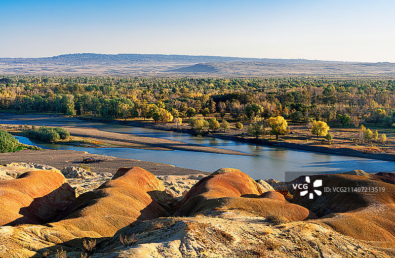新疆五彩滩夕阳下的秋景图片素材