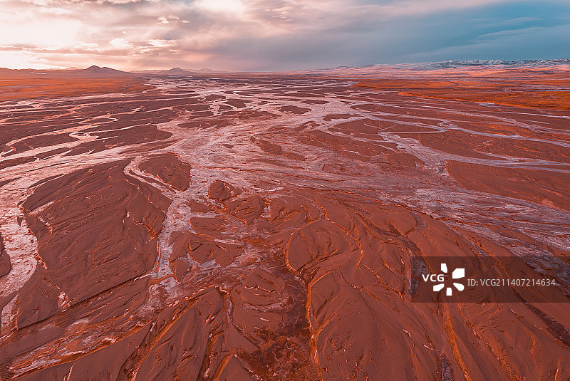 落日余晖下的沱沱河图片素材